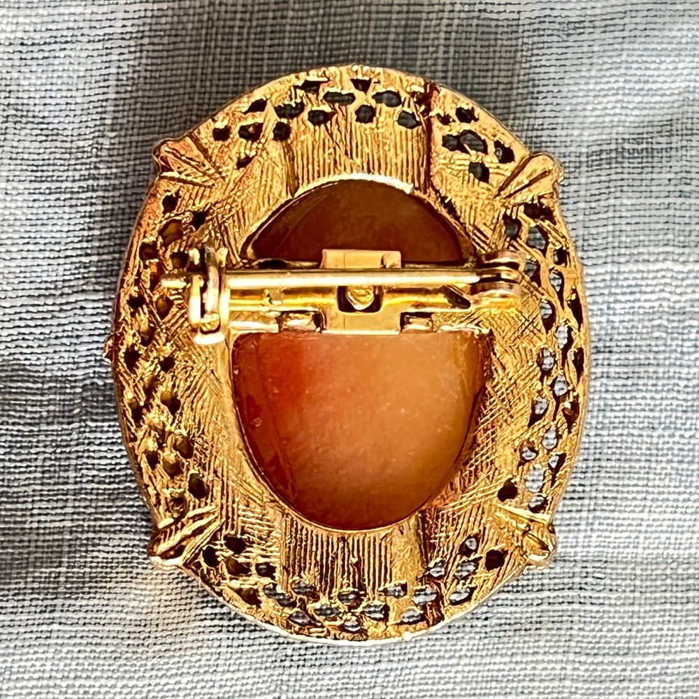 Vintage Hand Carved Shell Cameo 1.5" Brooch Pendant 10.5g Italian Heirloom - Picture 5 of 8